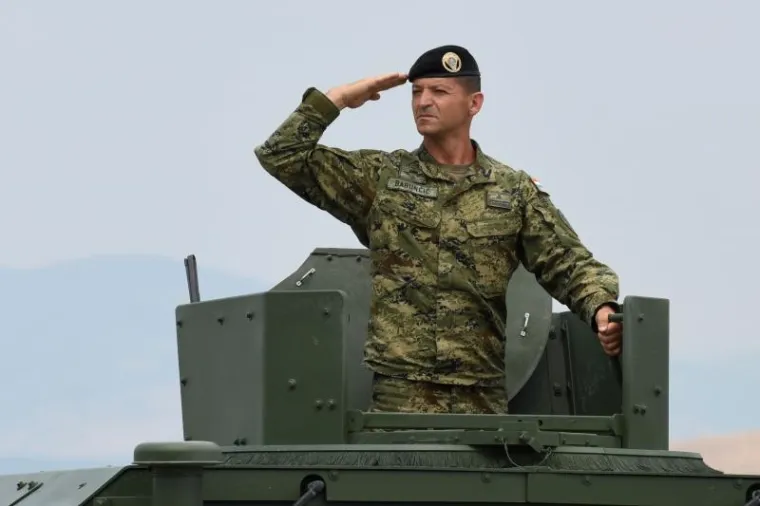 Udbina - U vojarni Josip Jović u četvrtak je održana prva zajednička vježba motorizirano-mehanizirano-oklopnih postrojbi Oružanih snaga RH, koji će sudjelovati na svečanom mimohodu u Zagrebu 4. kolovoza 2015. godine. Vježbi je nazočio ministar OS Ante Kotromanović.