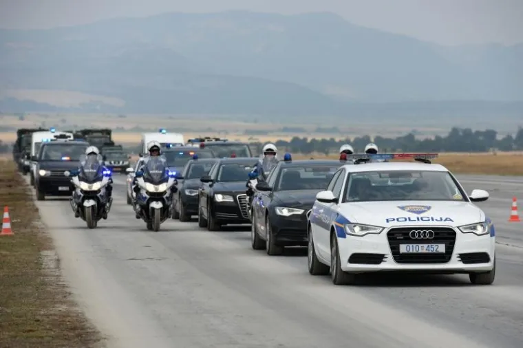 Udbina - U vojarni Josip Jović u četvrtak je održana prva zajednička vježba motorizirano-mehanizirano-oklopnih postrojbi Oružanih snaga RH, koji će sudjelovati na svečanom mimohodu u Zagrebu 4. kolovoza 2015. godine. Vježbi je nazočio ministar OS Ante Kotromanović.
