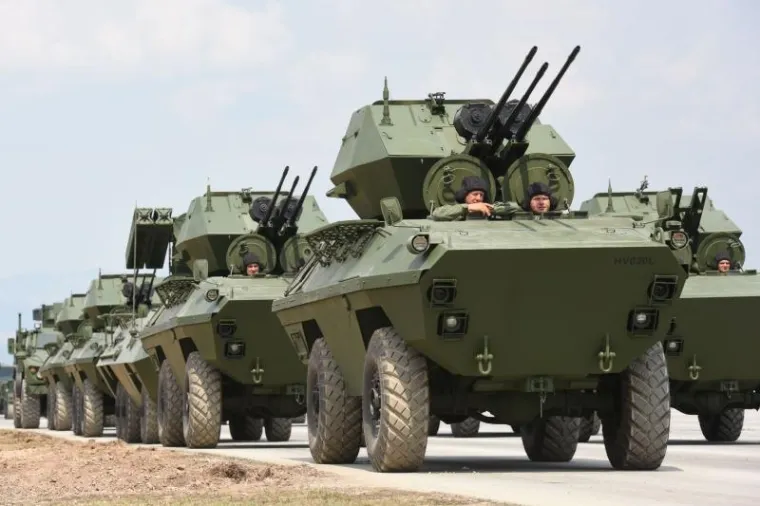 Udbina - U vojarni Josip Jović u četvrtak je održana prva zajednička vježba motorizirano-mehanizirano-oklopnih postrojbi Oružanih snaga RH, koji će sudjelovati na svečanom mimohodu u Zagrebu 4. kolovoza 2015. godine. Vježbi je nazočio ministar OS Ante Kotromanović.