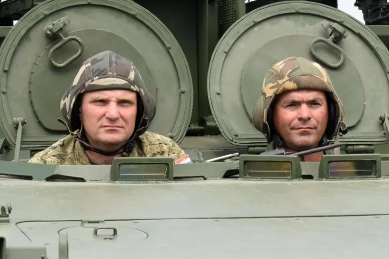 Udbina - U vojarni Josip Jović u četvrtak je održana prva zajednička vježba motorizirano-mehanizirano-oklopnih postrojbi Oružanih snaga RH, koji će sudjelovati na svečanom mimohodu u Zagrebu 4. kolovoza 2015. godine. Vježbi je nazočio ministar OS Ante Kotromanović.