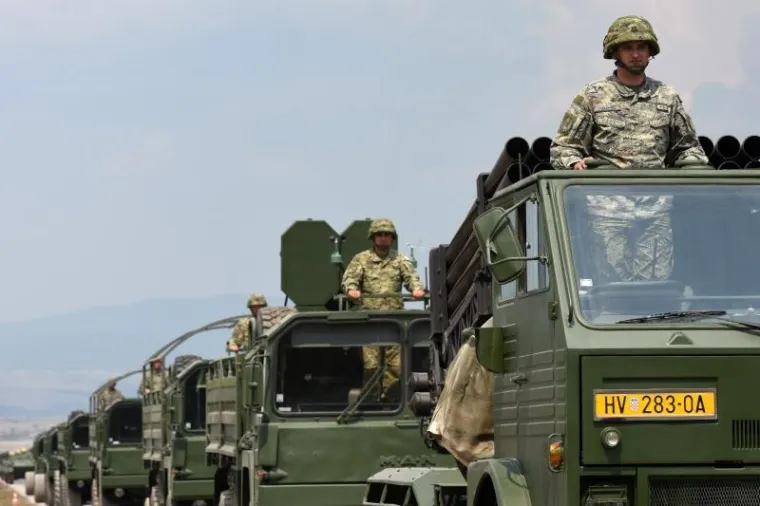 Udbina - U vojarni Josip Jović u četvrtak je održana prva zajednička vježba motorizirano-mehanizirano-oklopnih postrojbi Oružanih snaga RH, koji će sudjelovati na svečanom mimohodu u Zagrebu 4. kolovoza 2015. godine. Vježbi je nazočio ministar OS Ante Kotromanović.