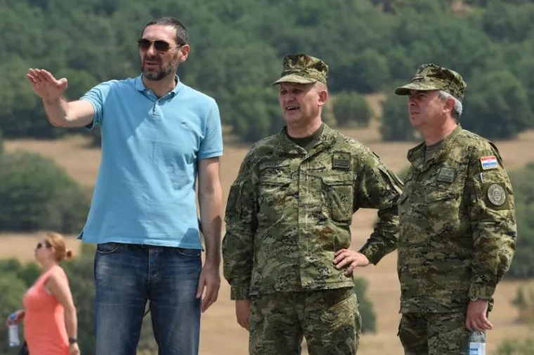 Udbina - U vojarni Josip Jović u četvrtak je održana prva zajednička vježba motorizirano-mehanizirano-oklopnih postrojbi Oružanih snaga RH, koji će sudjelovati na svečanom mimohodu u Zagrebu 4. kolovoza 2015. godine. Vježbi je nazočio ministar OS Ante Kotromanović.