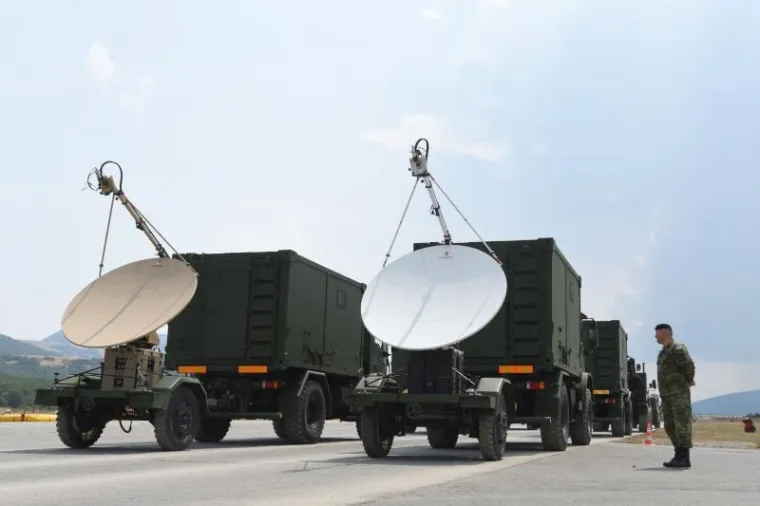 Udbina - U vojarni Josip Jović u četvrtak je održana prva zajednička vježba motorizirano-mehanizirano-oklopnih postrojbi Oružanih snaga RH, koji će sudjelovati na svečanom mimohodu u Zagrebu 4. kolovoza 2015. godine. Vježbi je nazočio ministar OS Ante Kotromanović.