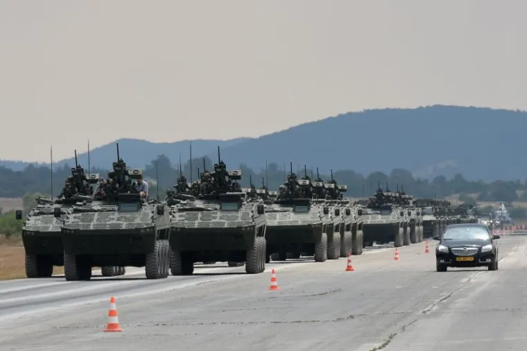 Udbina - U vojarni Josip Jović u četvrtak je održana prva zajednička vježba motorizirano-mehanizirano-oklopnih postrojbi Oružanih snaga RH, koji će sudjelovati na svečanom mimohodu u Zagrebu 4. kolovoza 2015. godine. Vježbi je nazočio ministar OS Ante Kotromanović.