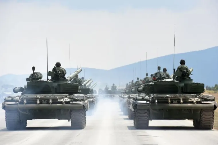 Udbina - U vojarni Josip Jović u četvrtak je održana prva zajednička vježba motorizirano-mehanizirano-oklopnih postrojbi Oružanih snaga RH, koji će sudjelovati na svečanom mimohodu u Zagrebu 4. kolovoza 2015. godine. Vježbi je nazočio ministar OS Ante Kotromanović.