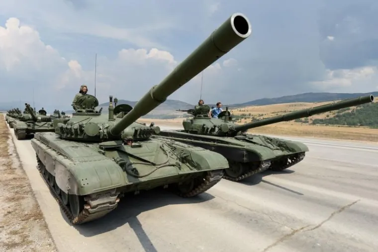 Udbina - U vojarni Josip Jović u četvrtak je održana prva zajednička vježba motorizirano-mehanizirano-oklopnih postrojbi Oružanih snaga RH, koji će sudjelovati na svečanom mimohodu u Zagrebu 4. kolovoza 2015. godine. Vježbi je nazočio ministar OS Ante Kotromanović.