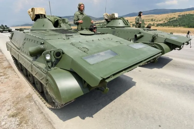 Udbina - U vojarni Josip Jović u četvrtak je održana prva zajednička vježba motorizirano-mehanizirano-oklopnih postrojbi Oružanih snaga RH, koji će sudjelovati na svečanom mimohodu u Zagrebu 4. kolovoza 2015. godine. Vježbi je nazočio ministar OS Ante Kotromanović.