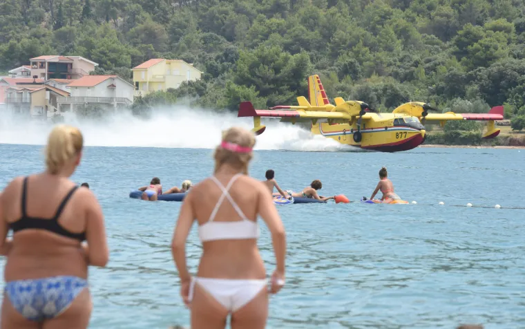 Kupači promatraju 'akrobacije' kanadera