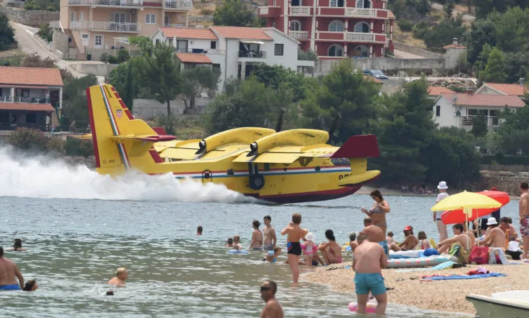 Kupači promatraju 'akrobacije' kanadera