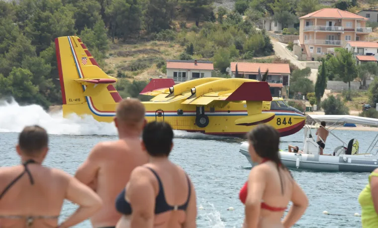 Kupači promatraju 'akrobacije' kanadera