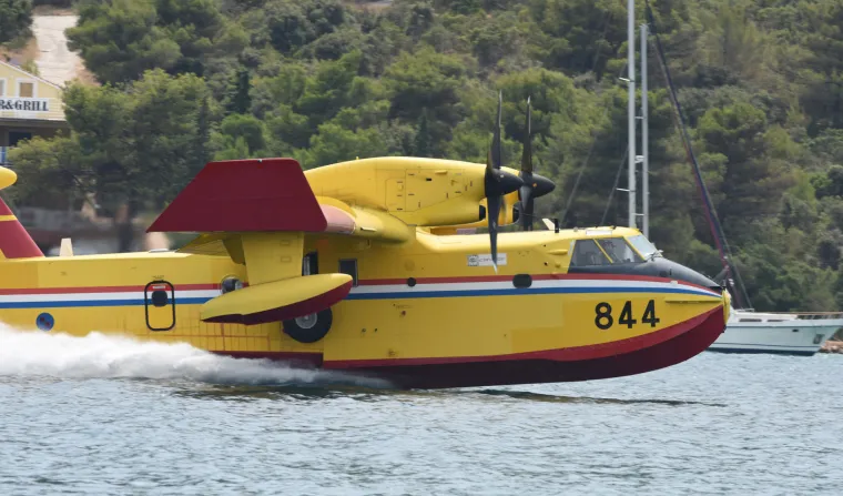 Kupači promatraju 'akrobacije' kanadera