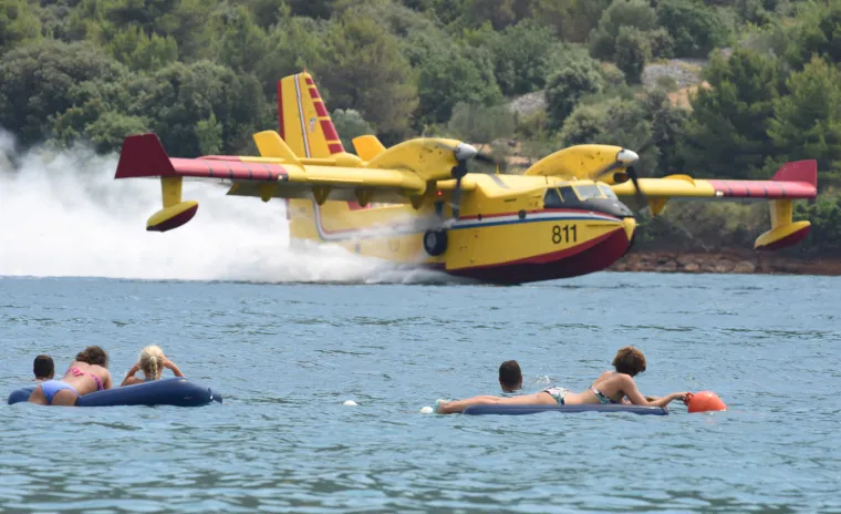 Kupači promatraju 'akrobacije' kanadera