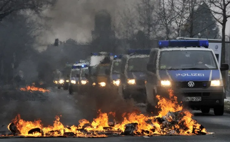 Neredi su se smirili oko ponoći, a jutros su u grad počele stizati i prve izbjeglice
