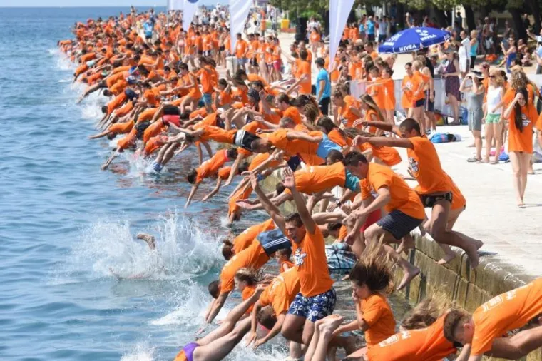 Vi&scaron;e tisuća ljudi, pretežito mladih, odazvalo se  na poziv da sudjeluju u Millenium jumpu, manifestaciji koja je postala zadarski turistički brand