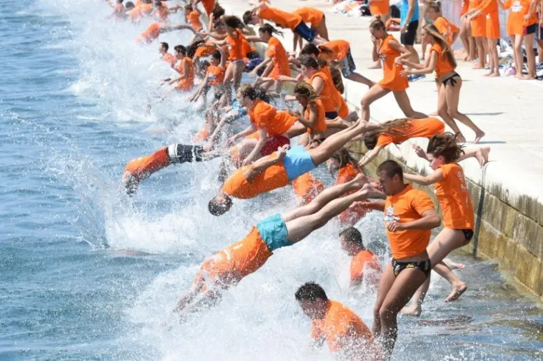 Skakalo se u dva reda. Na rasporedu su bila četiri skoka i zabava cijelo poslijepodne.