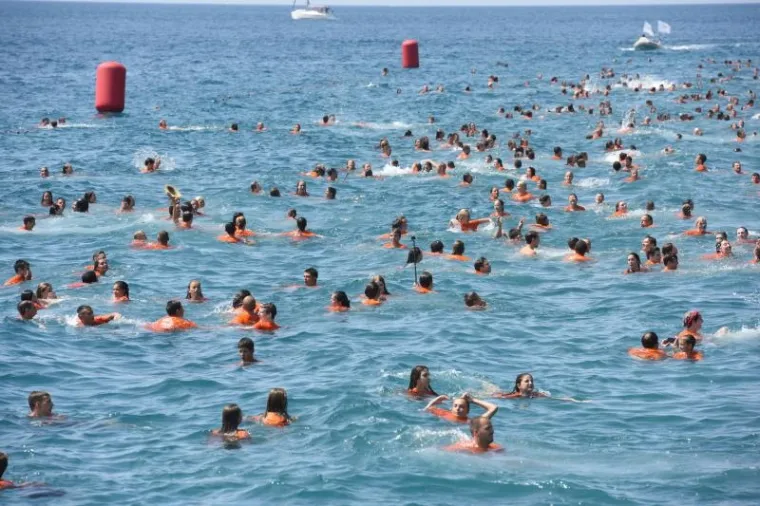 ZADAR: Deveti Millennium jump na rivi, pogledajte kako tisuće skaču u more