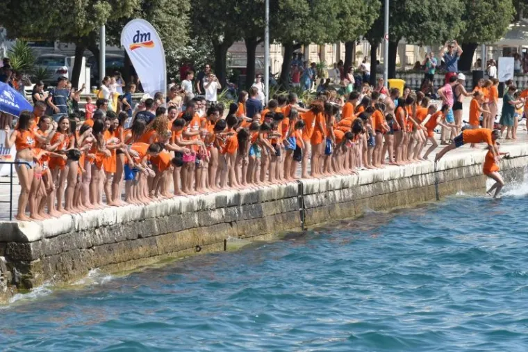 ZADAR: Deveti Millennium jump na rivi, pogledajte kako tisuće skaču u more
