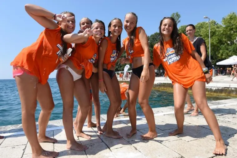 ZADAR: Deveti Millennium jump na rivi, pogledajte kako tisuće skaču u more