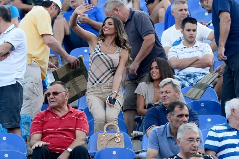 Zamamne djevojke mamile su mu&scaron;ke poglede na maksimirskom zdanju.