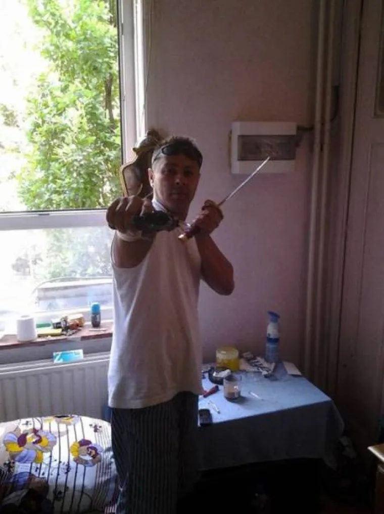 Lopovi su u Francuskoj ukrali ruksake turistima, a onda se slikali njihovim smartphoneom. Kako su slike automatski vidljive online, lov na lopove nije dugo trajao.