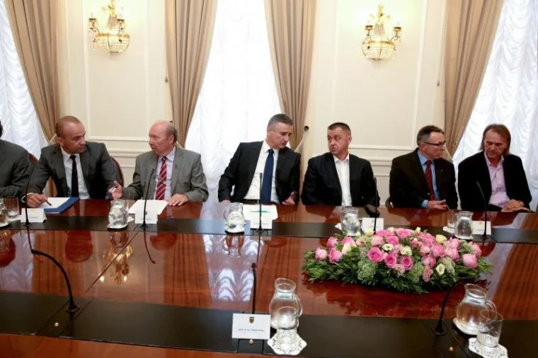 Pirangate natjerao Milanovića i Karamarka da sjednu za isti stol