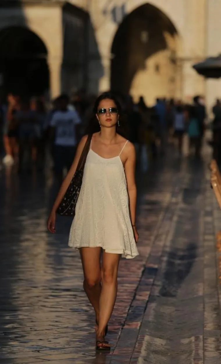 LJEPOTICE OKUPIRALE GRAD: Stradun kao modna pista