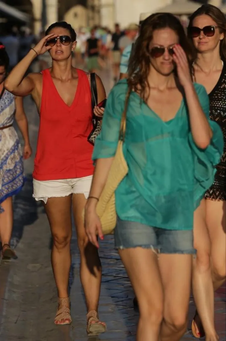 LJEPOTICE OKUPIRALE GRAD: Stradun kao modna pista