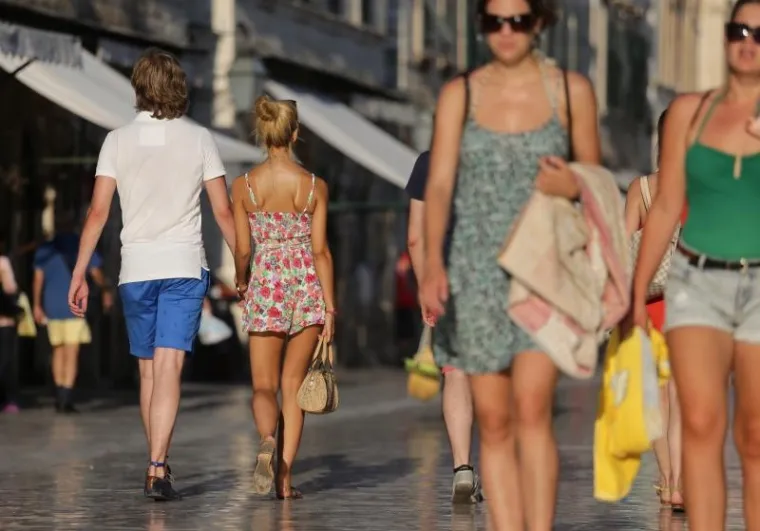 LJEPOTICE OKUPIRALE GRAD: Stradun kao modna pista