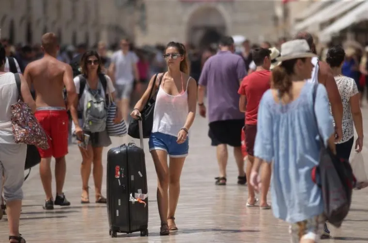 LJEPOTICE OKUPIRALE GRAD: Stradun kao modna pista