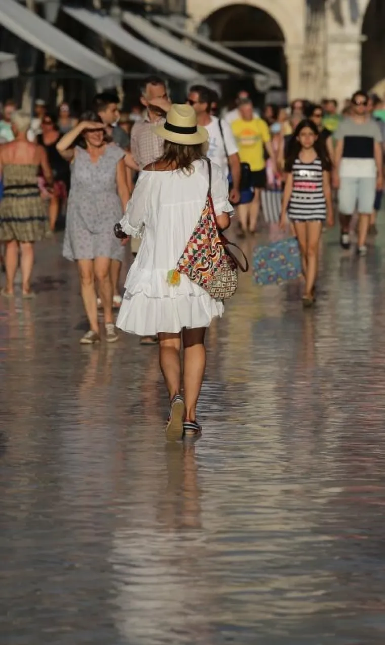 LJEPOTICE OKUPIRALE GRAD: Stradun kao modna pista