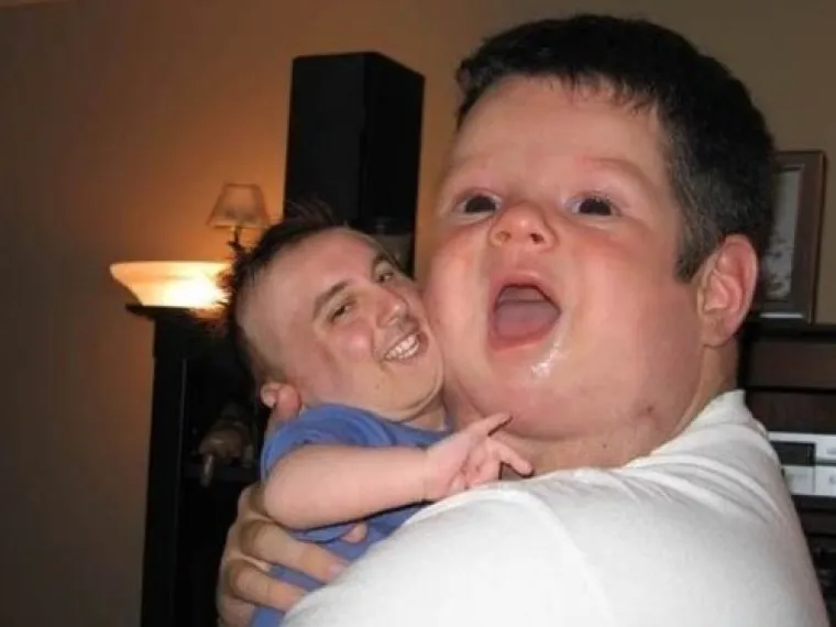 Bizarno? Možda. Urnebesno! Sigurno! Zamjena lica na fotkama uvijek nas uspije dobro nasmijati.