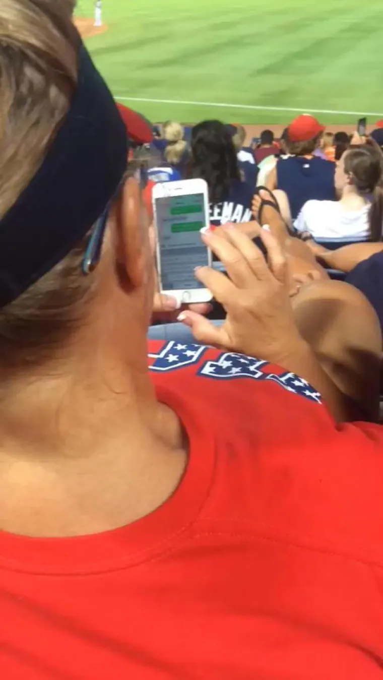 Poruke su bile očito seksualne naravi.