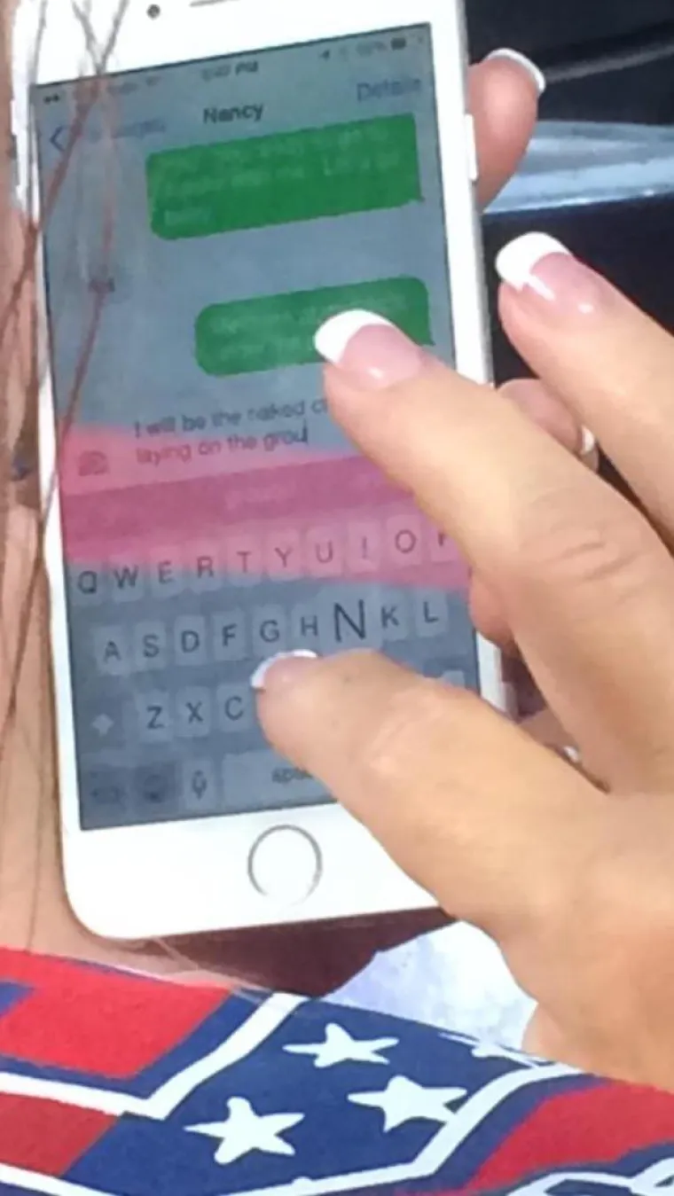 U jednoj je pisalo: "Bit ću gola i ležati na podu".