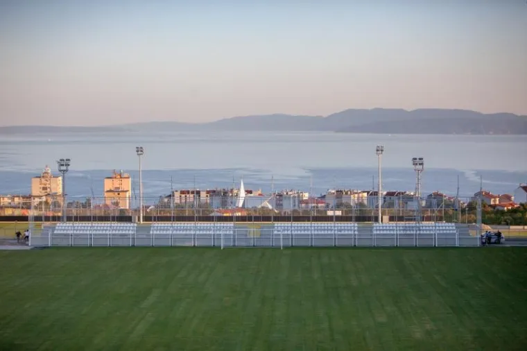 Novi stadion na Rujevici, na kojem će NK Rijeka igrati domaće utakmice tijekom obnove Kantride, ima kavez za gostujuće navijače..