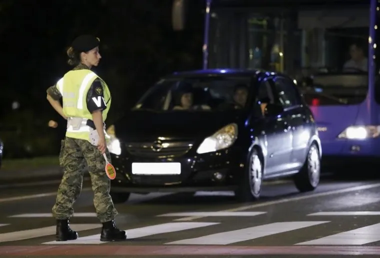 Pripreme za svečani vojni mimohod koji će se održati 4. kolovoza u povodu 20. obljetnice akcije Oluja na zagrebačkim ulicama u punom su jeku. U srijedu navečer kopnena vojska uvježbavala je mimohod.