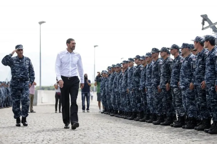 Ministar obrane Ante Kotromanović misli da hrvatskim vojnicima n Sredozemlju neće biti lako jer se, kako je rekao, danas u Lori, prvi put suočavaju s takvim zadatkom, "ne i zadnji put, a za nas će to biti dobro iskustvo".