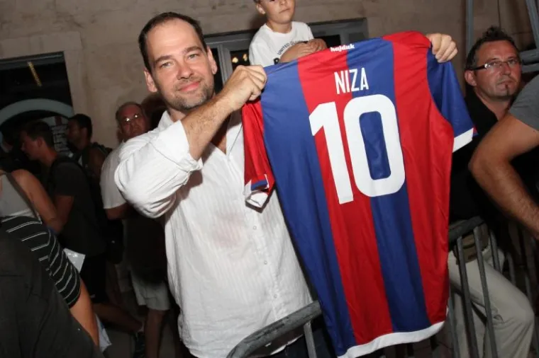 Split je sinoć na Rivi 'gorio' za Hajduk, veliki broj navijača poslao je poruku svojim ljubimcima uoči prve utakmice 3. pretkola Europske lige protiv  Stromsgodseta.