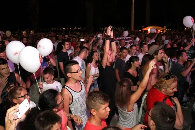 Razdragano mnoštvo pjevalo je poznate hitove Marjana Bana i Nižetića 'Mojoj lijepoj zemlji Hrvatsko'j, 'Dalmacija', i druge...
