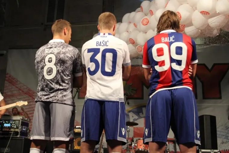 Hajduk je iskoristio priliku predstavit nove dresove, a posebno se isticala sivo-maskirna varijanta poput napolijeve.