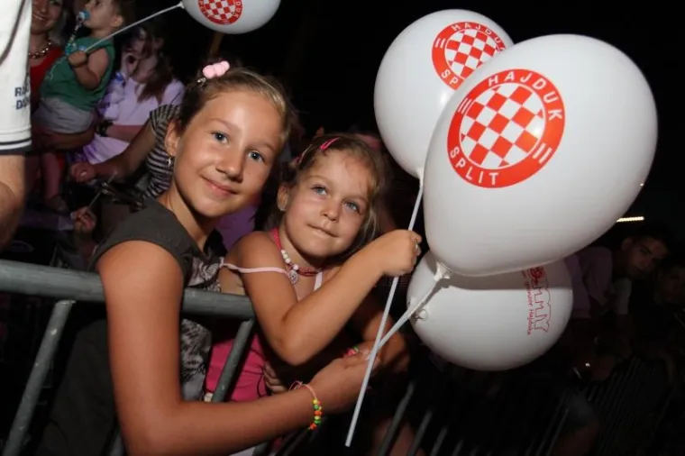 BAN, NIŽETIĆ I HAJDUKOVCI 'ZAPALILI' NAVIJAČE: Splićani feštali na Rivi