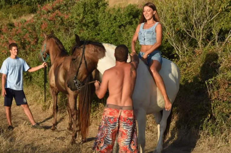 Pjevačica Helena Bastić snimila je spot za pjesmu "Raj" na otoku Murteru.