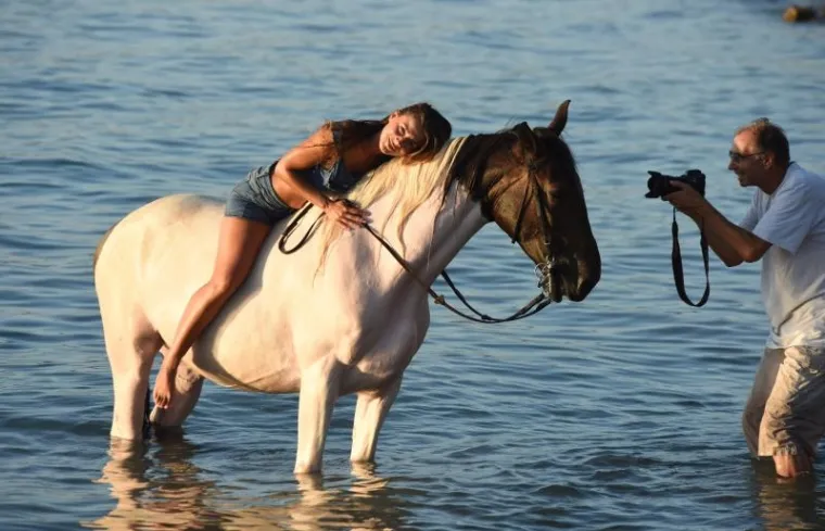 Veliku pomoć prilikom snimanja Heleni su omogućili članovi Murter Riding škole jahanja i plivanja s konjima.