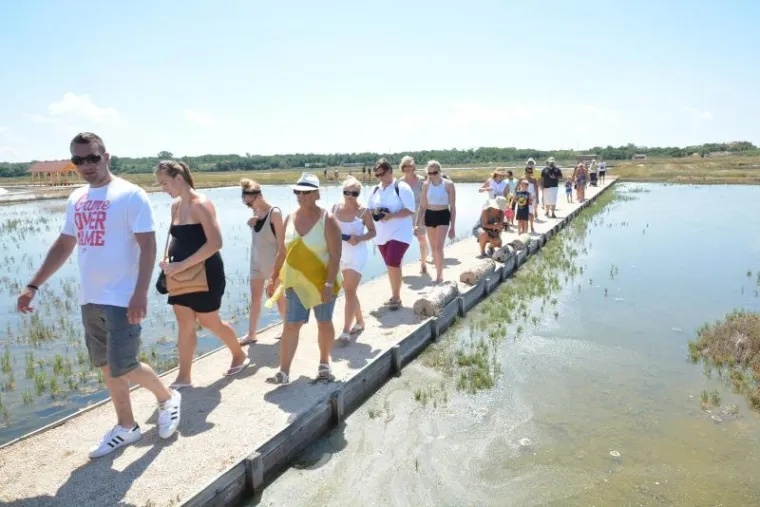 U povijesnom gradiću Ninu pokraj Zadra nalazi se nadaleko poznata i jedna od najstarijih hrvatskih solana. Pod geslom "Priča o soli..." u četvrtak je održan dan otvorenih vrata solane pa su se posjetitelji sami mogli upoznati s nastankom najrasprostranjenijeg i najvažnijeg kuharskog začina.