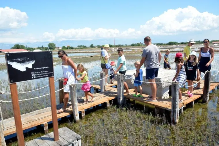 U povijesnom gradiću Ninu pokraj Zadra nalazi se nadaleko poznata i jedna od najstarijih hrvatskih solana. Pod geslom "Priča o soli..." u četvrtak je održan dan otvorenih vrata solane pa su se posjetitelji sami mogli upoznati s nastankom najrasprostranjenijeg i najvažnijeg kuharskog začina.