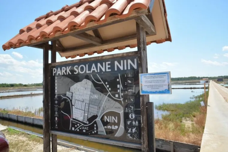 U povijesnom gradiću Ninu pokraj Zadra nalazi se nadaleko poznata i jedna od najstarijih hrvatskih solana. Pod geslom "Priča o soli..." u četvrtak je održan dan otvorenih vrata solane pa su se posjetitelji sami mogli upoznati s nastankom najrasprostranjenijeg i najvažnijeg kuharskog začina.