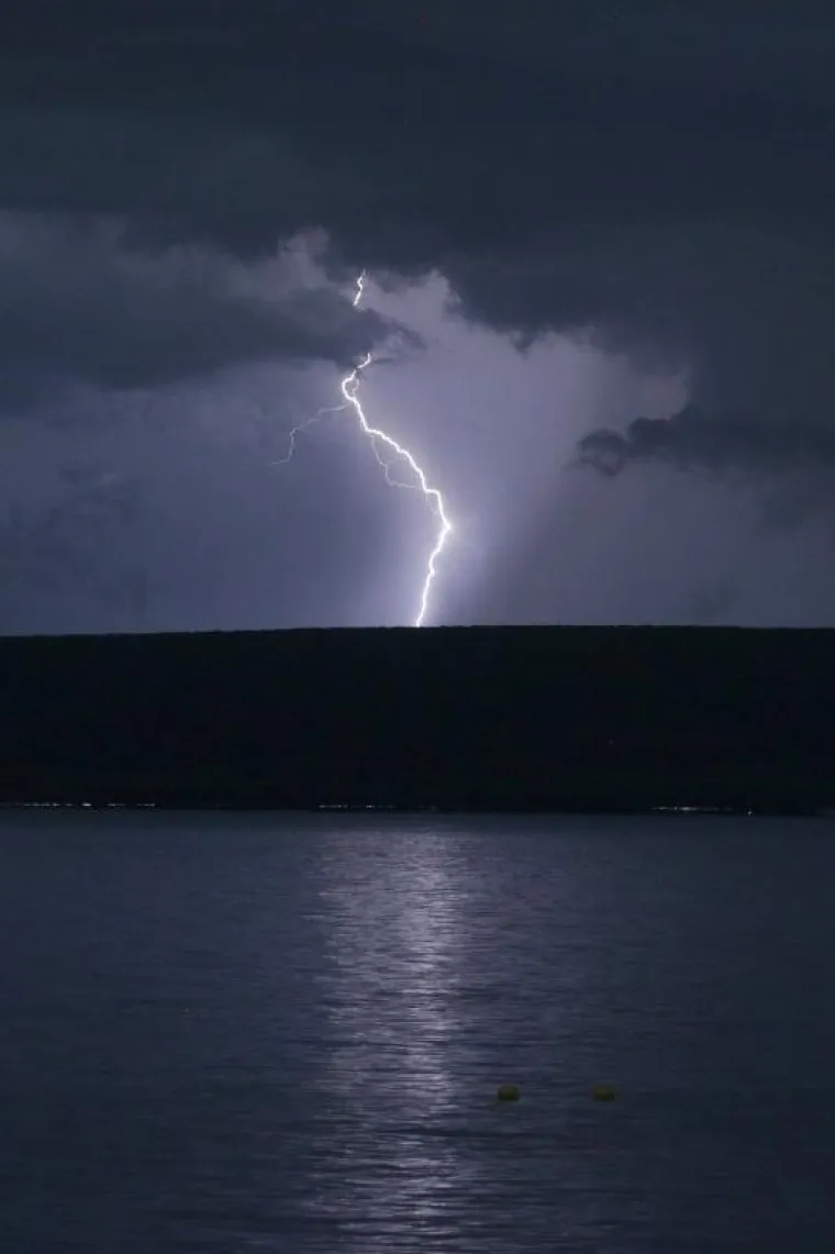 Zadarsko područje u noći na petak je pogodilo grmljavinsko nevrijeme.