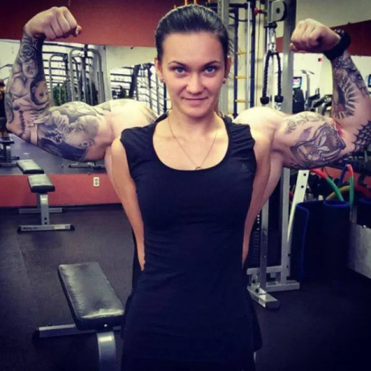 Hvali se tuđim perjem.