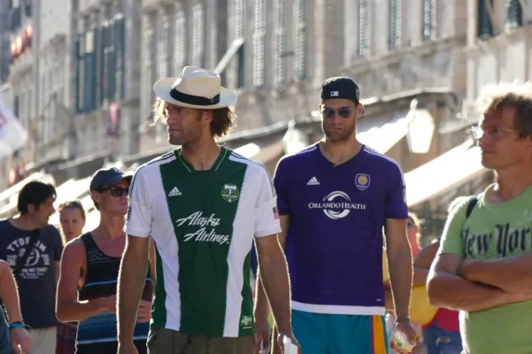 Brook Lopez od početka karijere igra za Brooklyn Netse, dok je Robin je dosad bio član Phoenixa, New Orleansa i Portlanda. Od sljedeće će se sezone živjeti u sitom gradu kao brat, ali će igrati za New York Knickse.