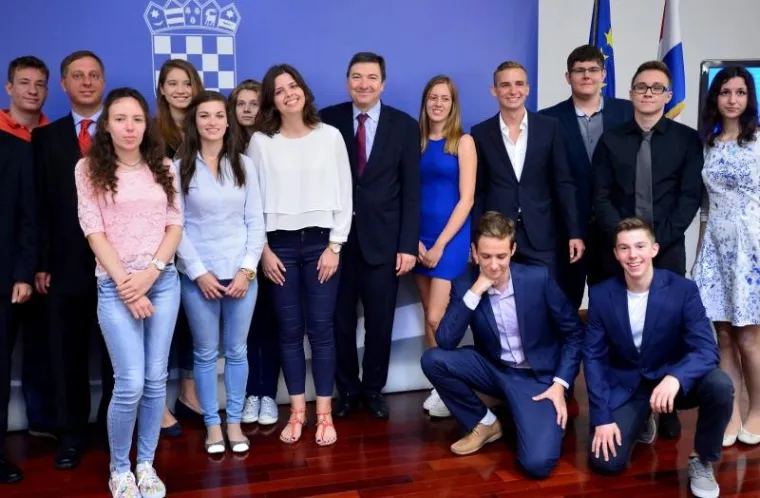 Nagrada "Soljačić" u iznosu od pet tisuća američkih dolara za najbolji uspjeh iz matematike i fizike na državnoj maturi, te još 20 plaketa i tablet računala za maturante koji su ostvarili izniman uspjeh na višoj razini obveznog dijela državne mature uručene su u petak u Ministarstvu znanosti, obrazovanja i sporta (MZOS).