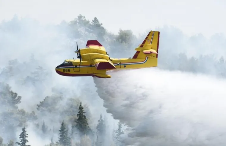 Požar koji je buknuo na području Perkovića u Šibensko – kninskoj županiji, predio Košave, danas oko 14 sati gase tri kanadera i dva air tractora. Prilikom gašenja požara dva su vatrogasca ozlijeđena.